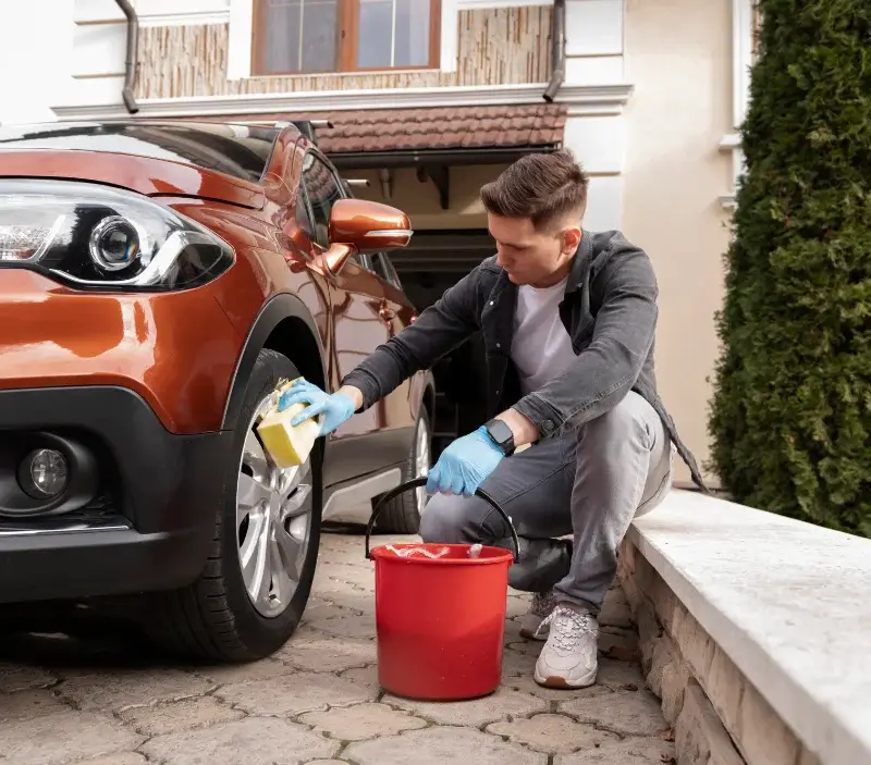 Lavage auto à domicile Avon-la-Pèze : professionnel intervenant sur un véhicule